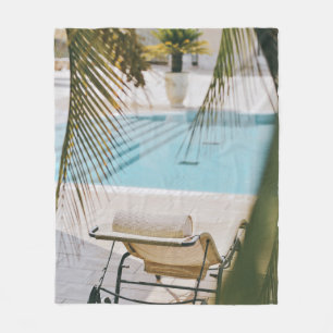 Der braune und schwarze Sessel neben dem Pool im S Fleecedecke