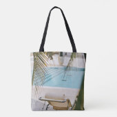 Der braune und schwarze Sessel neben dem Pool im S Tasche (Rückseite)