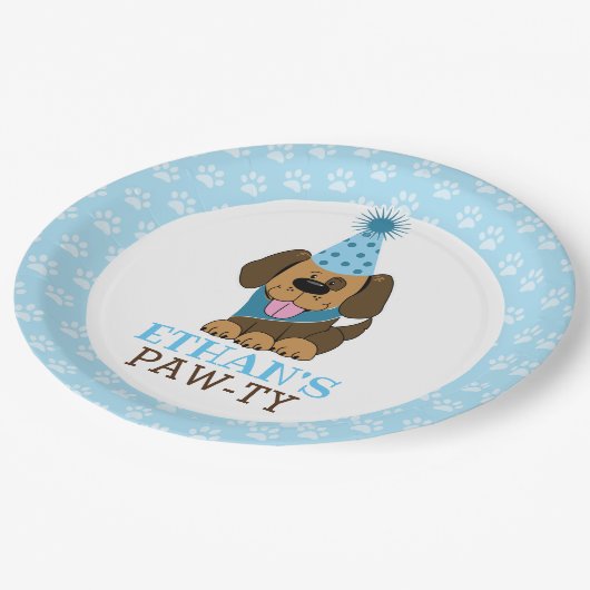 Der braune Welpenhund pfeift jedes Alter Geburtsta Pappteller (Schrägansicht)