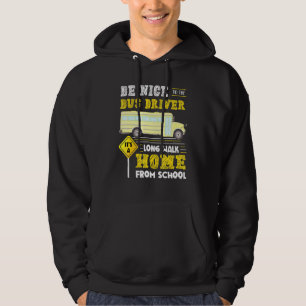 Der Busfahrer hat von der Schule aus einen langen  Hoodie