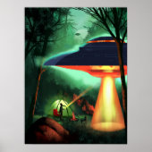 Der Camper sieht sich beim Camping einer fliegende Poster (Vorne)