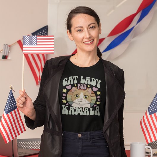 Der Cat-Liebhaber unterstützt Kamala begeistert im T-Shirt