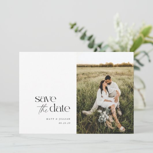 Der Chic ist Save the Date in Schwarzweiß Minimali Ankündigung (Stehend Vorderseite)