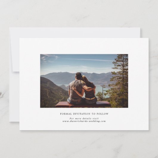 Der Chic ist Save the Date in Schwarzweiß Minimali Ankündigung (Rückseite)