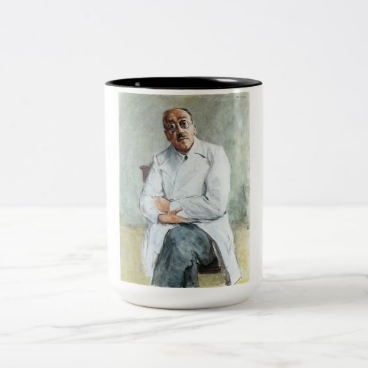Der Chirurg (von Max Liebermann) Zweifarbige Tasse (Mittel)