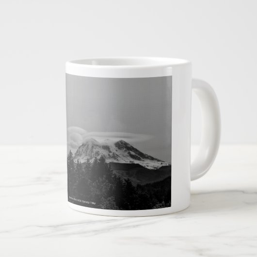 Der Cloud Spirit Jumbo-Tasse (Vorderseite Rechts)