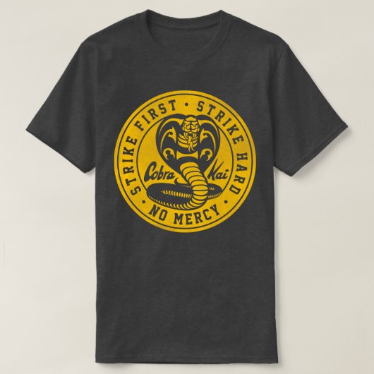 Der Cobra schlägt zuerst T-Shirt (Design vorne)
