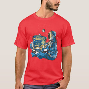 Der Computer des Astronauten im Weltraum Anzug La T-Shirt