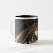 Der Dachboden eines Museums Zweifarbige Tasse (Vorderseite Links)