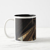 Der Dachboden eines Museums Zweifarbige Tasse (Links)