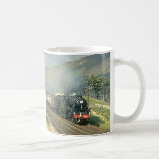 Der dampf-geschleppte Zug der britischen Eisenbahn Kaffeetasse (Rechts)
