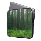 Der dichte Sommer Wald: Landschaftspanorama. Laptopschutzhülle (Vorderseite Links)