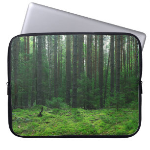 Der dichte Sommer Wald: Landschaftspanorama. Laptopschutzhülle