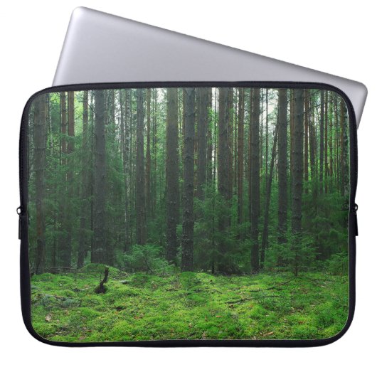 Der dichte Sommer Wald: Landschaftspanorama. Laptopschutzhülle (Vorderseite)