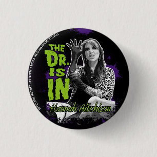 Der Doktor ist HEREIN! Knopf - Hannah Aitchison Button