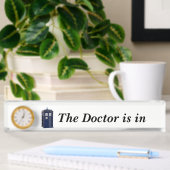 Der Doktor ist im Zeichen Namensplakette