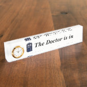 Der Doktor ist im Zeichen Namensplakette (Seite)