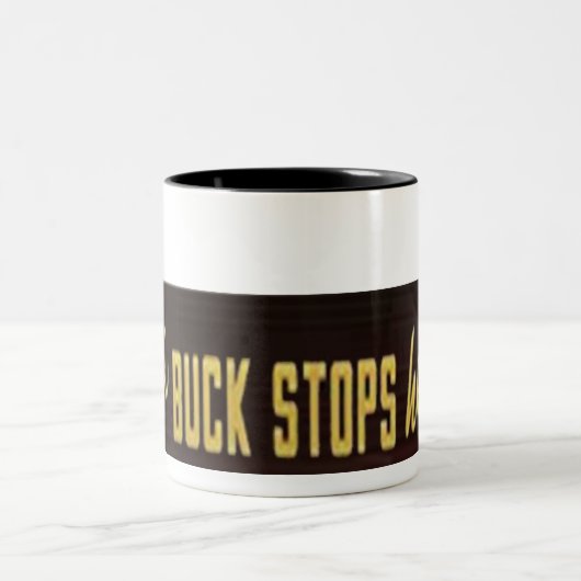 Der Dollar stoppt hier Zweifarbige Tasse (Mittel)