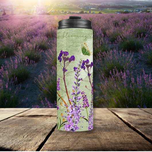 Der Dreamy Lavender blüht auf weich grüner Inspira Thermosbecher