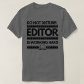 Der Editor arbeitet hart. T-Shirt (Design vorne)