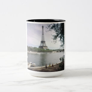 Der Eiffelturm. Paris, etwa 1960. Zweifarbige Tasse