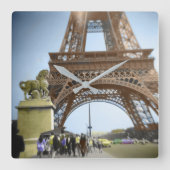 Der Eiffelturm, wie man ihn noch nie gesehen hat. Quadratische Wanduhr (Vorderseite)