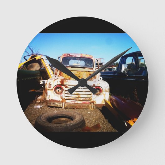 Der ein Kram des Mannes der Schatz eines anderen Runde Wanduhr (Vorderseite)