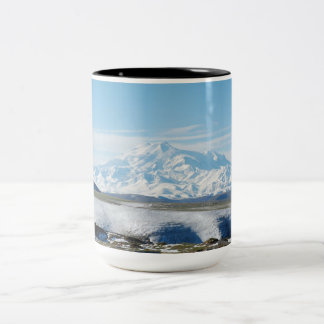 Der Elbrus (der höchste Berg Europas) Zweifarbige Tasse