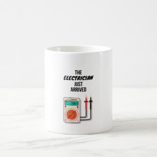 Der Elektriker hat gerade Geschenke für den Elektr Kaffeetasse