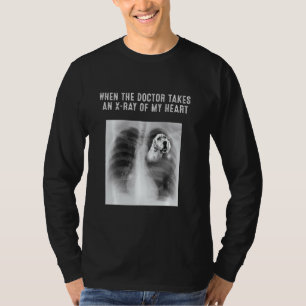 Der englische Hundearzt nimmt eine X-Ray an meiner T-Shirt