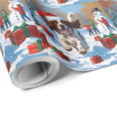 Der englische Setter läuft im Schnee mit Weihnacht Geschenkpapier (Rolleneckpunkt)