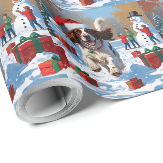 Der englische Setter läuft im Schnee mit Weihnacht Geschenkpapier (Rolleneckpunkt)