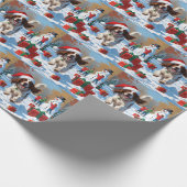 Der englische Setter läuft im Schnee mit Weihnacht Geschenkpapier (Ecke)