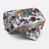 Der englische Setter läuft im Schnee mit Weihnacht Krawatte (Gerollt)