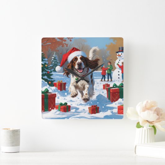 Der englische Setter läuft im Schnee mit Weihnacht Quadratische Wanduhr (Zuhause)