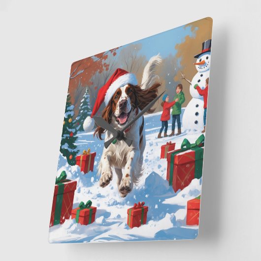 Der englische Setter läuft im Schnee mit Weihnacht Quadratische Wanduhr (Winkel)