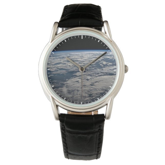 Der Erdwall über einem bewölkten Western Australie Armbanduhr (Vorderseite)