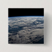 Der Erdwall über einem bewölkten Western Australie Button (Vorderseite)