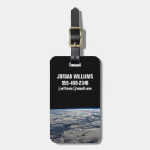 Der Erdwall über einem bewölkten Western Australie Gepäckanhänger (Vorderseite vertikal)