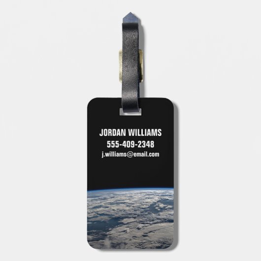 Der Erdwall über einem bewölkten Western Australie Gepäckanhänger (Rückseite vertikal)