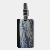 Der Erdwall über einem bewölkten Western Australie Gepäckanhänger (Vorderseite vertikal)