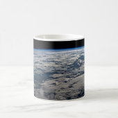 Der Erdwall über einem bewölkten Western Australie Kaffeetasse (Mittel)