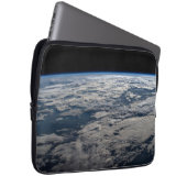 Der Erdwall über einem bewölkten Western Australie Laptopschutzhülle (Vorne Rechts)