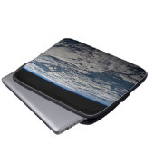 Der Erdwall über einem bewölkten Western Australie Laptopschutzhülle (Vorne Knopf)