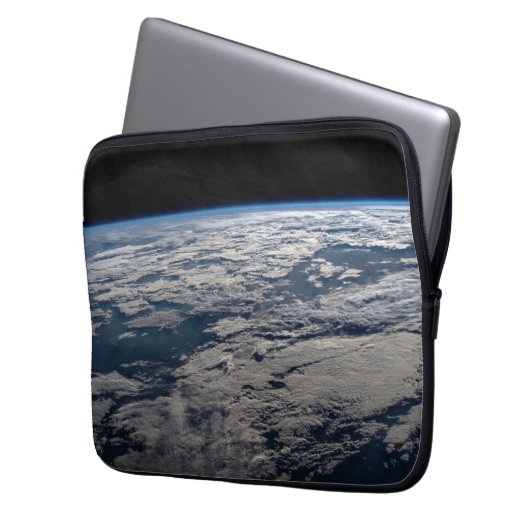 Der Erdwall über einem bewölkten Western Australie Laptopschutzhülle (Vorderseite Links)