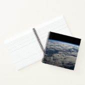 Der Erdwall über einem bewölkten Western Australie Notizblock (Innenseite)