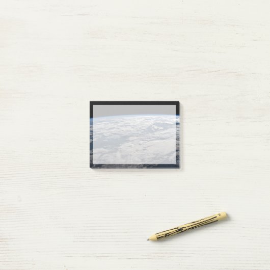 Der Erdwall über einem bewölkten Western Australie Post-it Klebezettel (Auf Schreibtisch)