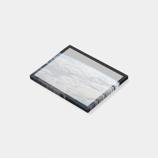 Der Erdwall über einem bewölkten Western Australie Post-it Klebezettel (angewinkelt)