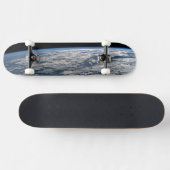 Der Erdwall über einem bewölkten Western Australie Skateboard (Horizontal)