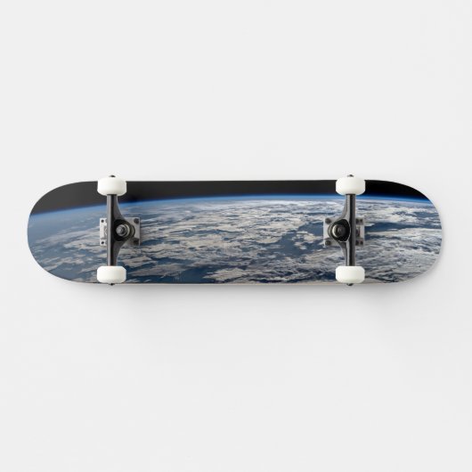 Der Erdwall über einem bewölkten Western Australie Skateboard (Horizontal)